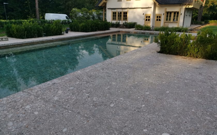 Štokanje betona – strukturirana betonska površina ob bazenu